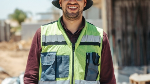 פועל מחזיק בקבוק מים.jpg