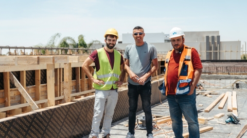 שלושה אנשי צוות.jpg